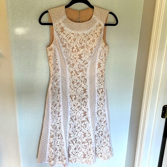 BCBG MAXAZRIA Lace dress. - Picture 7 of 7
